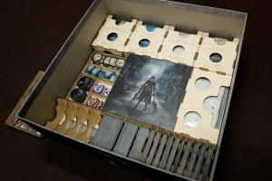 Insert do gry Bloodborne: Gra Planszowa - Ułożenie elementów w pudełku - wersja ze sklejki
