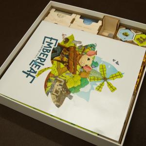 Insert do gry Emberleaf - Ułożenie elementów w pudełku - wersja ze sklejki