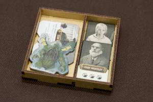Insert do gry Cthulhu: Dark Providence - 1 pojemnik na żetony rodu Whateleyów, Stanu Wojennego i figurki Cthulhu - wersja HDF