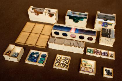 Insert pasujący do gry Nieświadomy Umysł z dodatkami